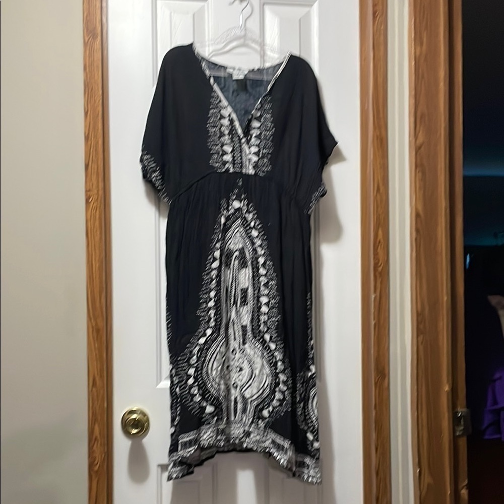 Elegant Black and White Swim Coverup - Picture 1 of 4